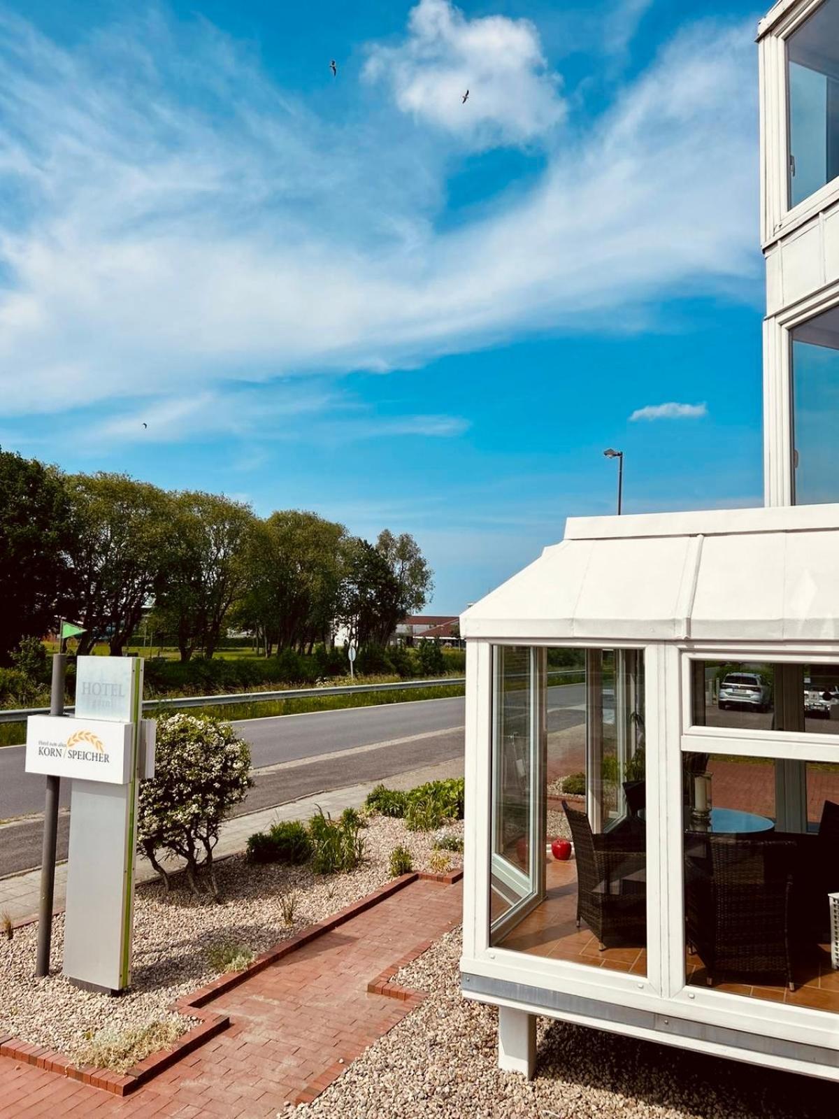 Hotel zum alten Kornspeicher Carolinensiel Exterior foto